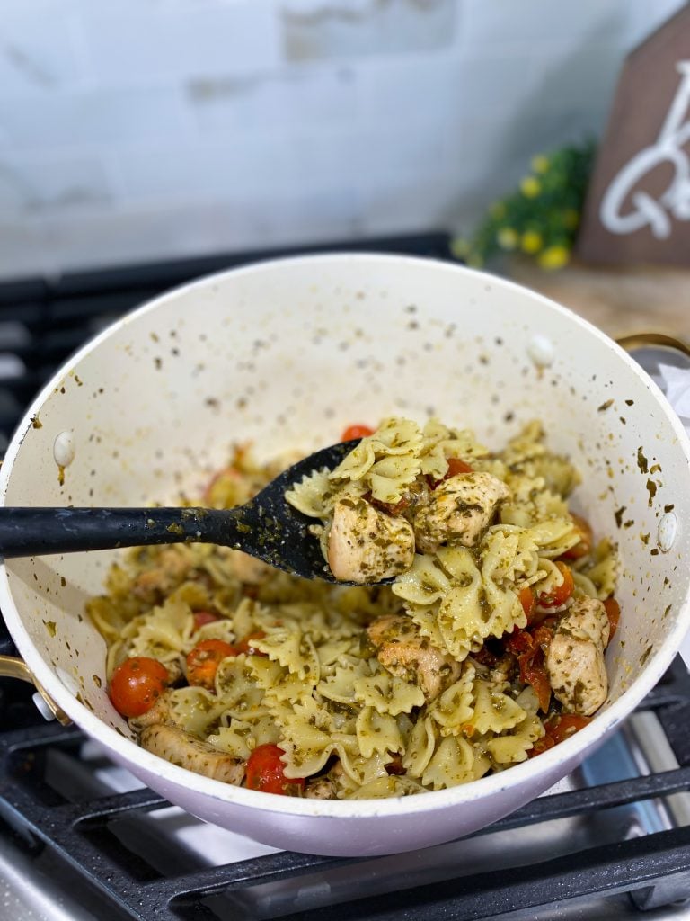 One pot pasta with chicken, sundried tomatoes and edamame beans