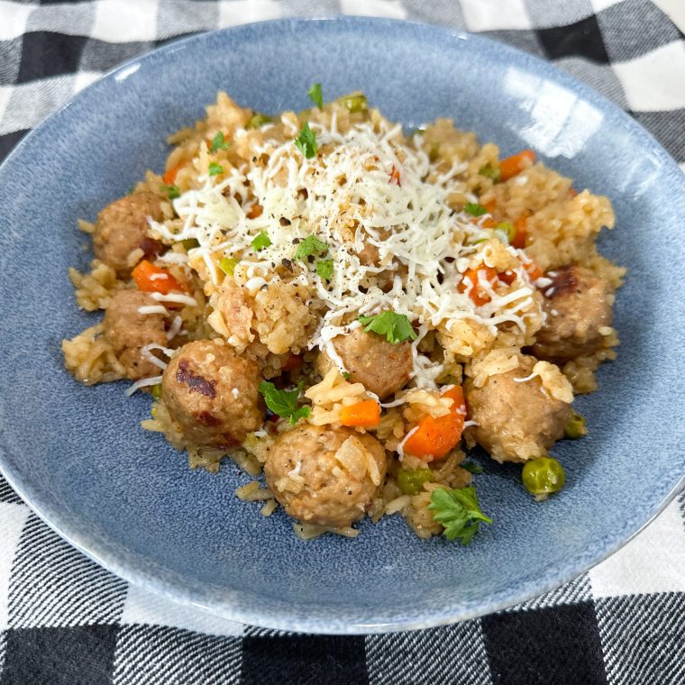 One Pot Rice and Meatball Dinner - Julia Pacheco
